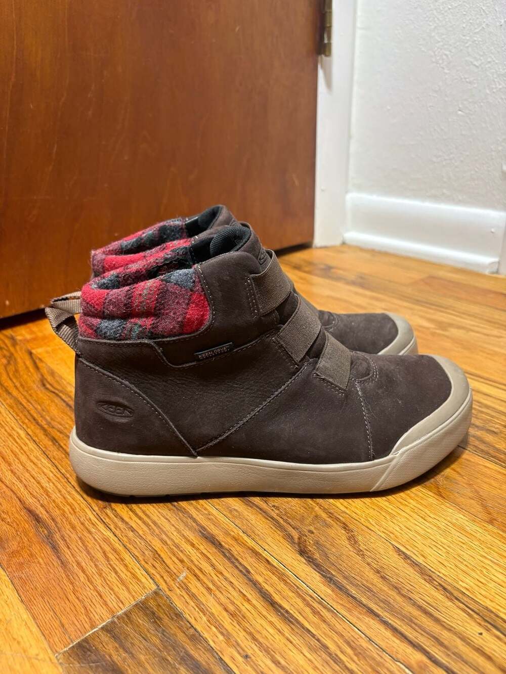 KEEN Women ELLE WINTER MID WP, COFFEE BEAN/RED PLAID